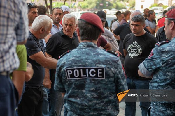 Крестьяне Армавирской области протестуют у Дома правительства и требуют встречи с премьер-министром (23 сентября 2021). Еревaн - Sputnik Армения
