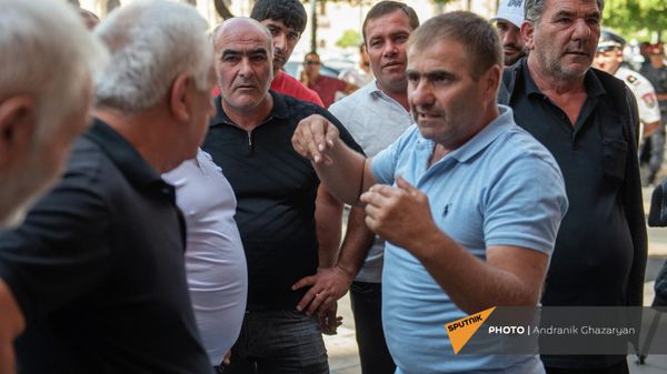 Крестьяне Армавирской области протестуют у Дома правительства и требуют встречи с премьер-министром (23 сентября 2021). Еревaн - Sputnik Армения