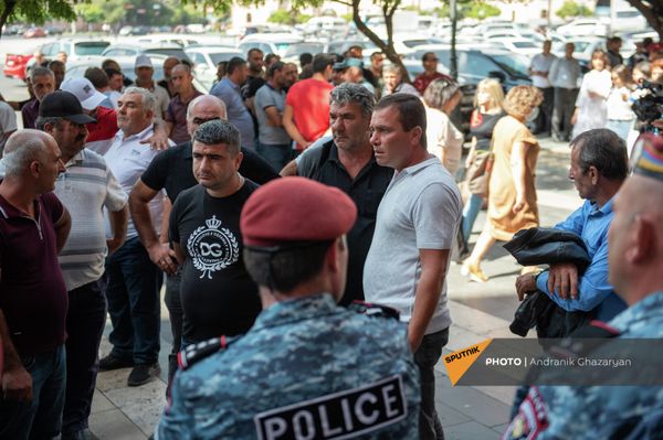 Крестьяне Армавирской области протестуют у Дома правительства и требуют встречи с премьер-министром (23 сентября 2021). Еревaн - Sputnik Армения