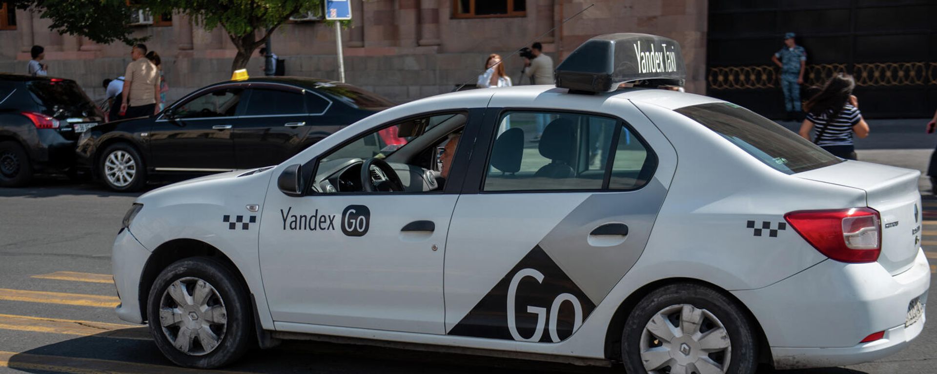 Yandex Go на площади Республики - Sputnik Արմենիա, 1920, 29.09.2021