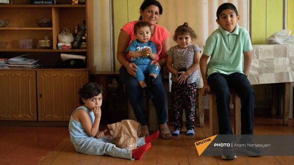 Лиана Жамгарян с детьми - Арутом, Ованнесом, Мерине и Анной - Sputnik Армения
