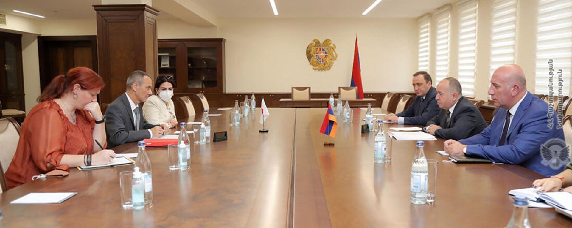 Министр обороны Аршак Карапетян принял главу делегации Международного комитета Красного Креста в Армении Тьерри Рибо (24 сентября 2021). Еревaн - Sputnik Армения, 1920, 24.09.2021