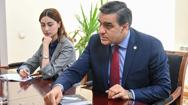 Омбудсмен Арман Татоян принял Чрезвычайного и Полномочного Посла США в РА Джона Ордуэя и директора евразийских программ международной организации Гуманитарный диалог Дэвида Гормана (24 сентября 2021). Еревaн - Sputnik Армения