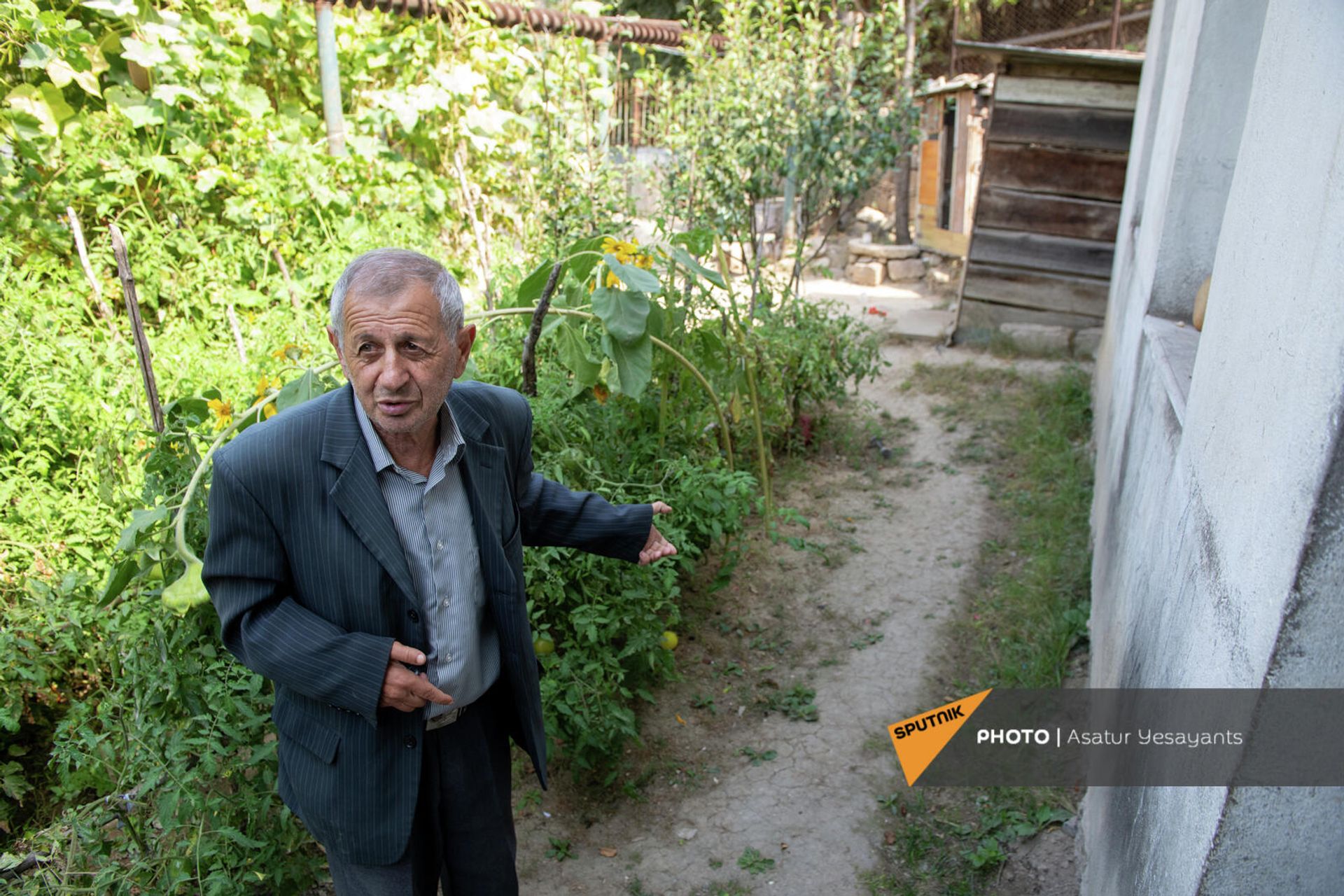 Эдик Ванесян во дворе дома, где снималась сцена купания героя Азата Шеренца в фильме Мы и наши горы - Sputnik Армения, 1920, 02.10.2021