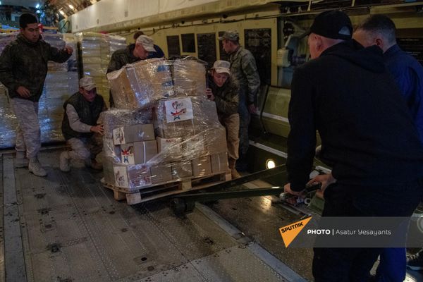 Российский борт с гуманитарным грузом для Карабаха прибыл в Ереван - Sputnik Армения