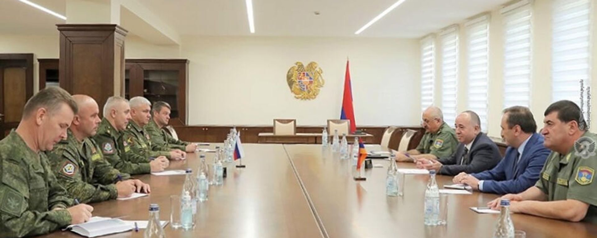 Министр обороны Аршак Карапетян принял генерал-лейтенанта Рустама Мурадова и новоназначенного командующего Миротворческими силами России в Карабахе генерал-лейтенанта Геннадия Анашкина (25 сентября 2021). Еревaн - Sputnik Армения, 1920, 25.09.2021