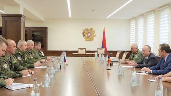 Министр обороны Аршак Карапетян принял генерал-лейтенанта Рустама Мурадова и новоназначенного командующего Миротворческими силами России в Карабахе генерал-лейтенанта Геннадия Анашкина (25 сентября 2021). Еревaн - Sputnik Армения