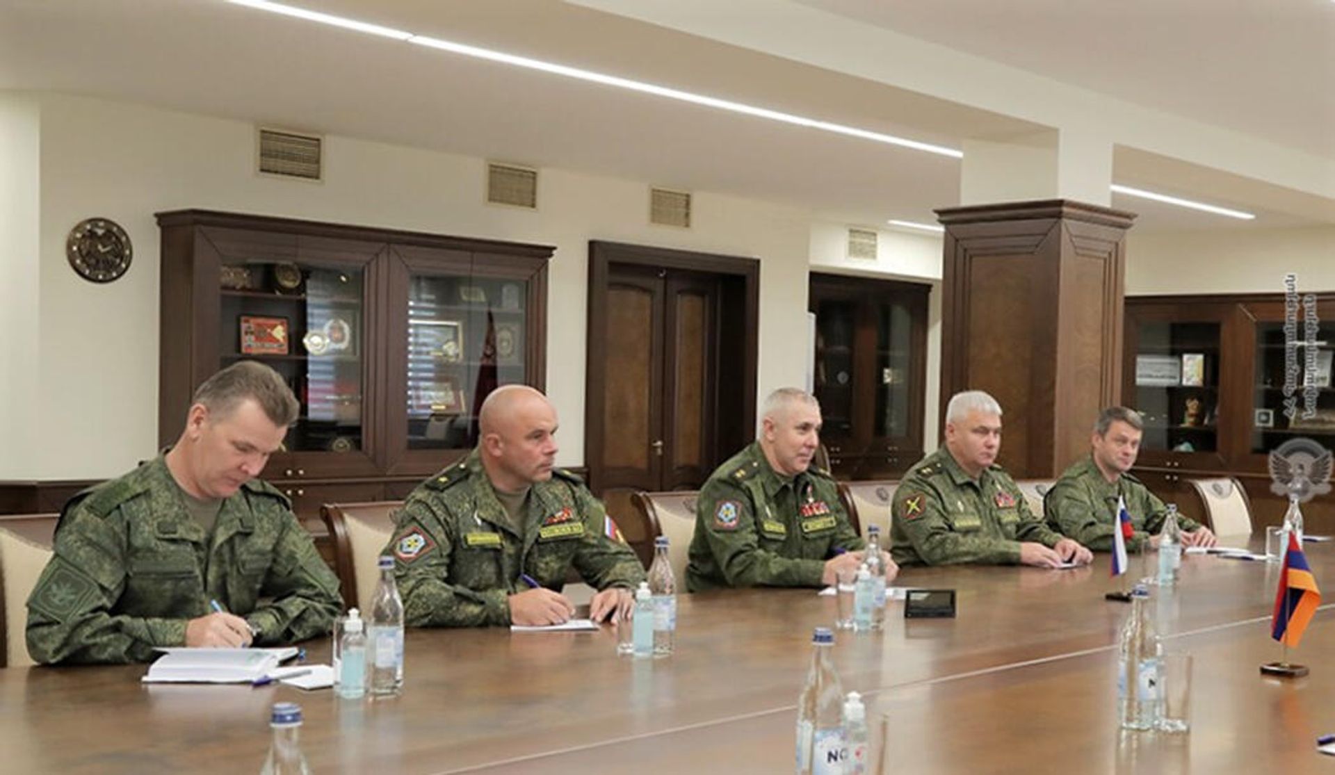 Министр обороны Аршак Карапетян принял генерал-лейтенанта Рустама Мурадова и новоназначенного командующего Миротворческими силами России в Карабахе генерал-лейтенанта Геннадия Анашкина (25 сентября 2021). Еревaн - Sputnik Армения, 1920, 25.09.2021