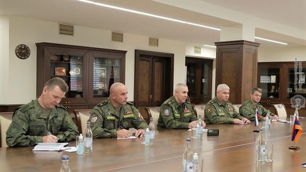 Министр обороны Аршак Карапетян принял генерал-лейтенанта Рустама Мурадова и новоназначенного командующего Миротворческими силами России в Карабахе генерал-лейтенанта Геннадия Анашкина (25 сентября 2021). Еревaн - Sputnik Արմենիա