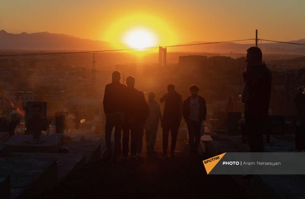 Военный пантеон Ераблур накануне годовщины 44-дневной войны в Карабахе - Sputnik Армения