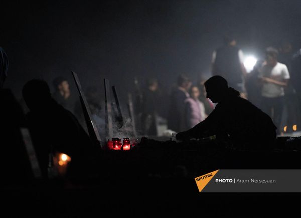 Военный пантеон Ераблур накануне годовщины 44-дневной войны в Карабахе - Sputnik Армения