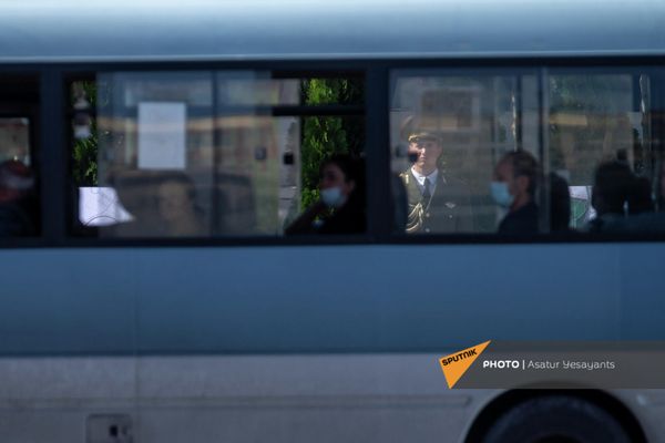 Отражение почетного караула в окнах городского транспорта в день памяти начала 44-дневной карабахской войны. По всей территории Армении и Карабаха объявлена минута молчания. Акция проходит в память о погибших во время войны, развязанной Азербайджаном против Карабаха 27 сентября 2020 года. - Sputnik Армения