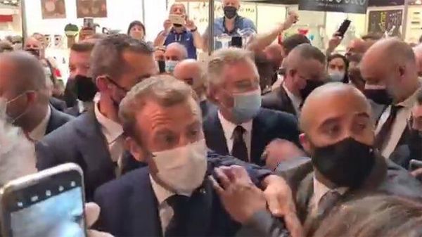 В Макрона во время посещения выставки в Лионе бросили похожий на яйцо предмет - Sputnik Армения