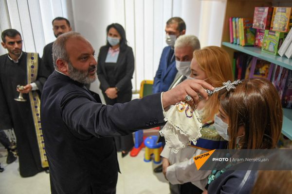 Предстоятель Тавушской епархии ААЦ и глава совета попечителей фонд City of smile архиепископ Баграт Галстанян благословляет министра здравоохранения Анаит Аванесян на открытии Клиники паллиативного ухода  Гематологического центра им. Р. Йоляна. Клиника предусмотрена для пациентов с онкологическими и гематологическими заболеваниями, в нее уже переведены два-три пациента, которые будут получать здесь необходимый уход. - Sputnik Армения