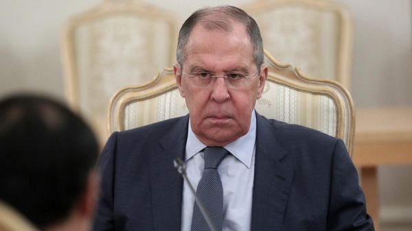 Министр иностранных дел РФ Сергей Лавров во время встречи с главой МИД Вьетнама Буй Тхань Шоном в Доме приемов МИД РФ (28 сентября 2021). Москва - Sputnik Армения