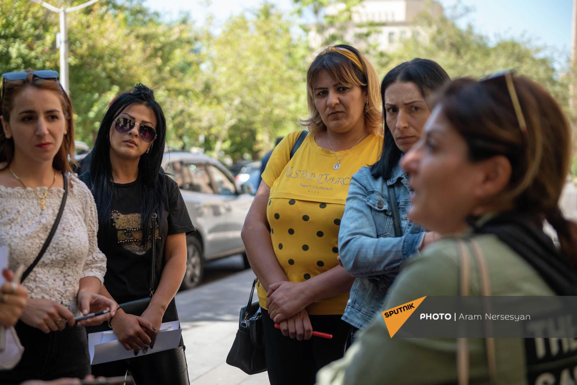 Родители детей с ограниченными возможностями перед зданием министерства здравоохранения Родители детей с ограниченными возможностями перед зданием министерства здравоохранения - Sputnik Армения, 1920, 29.09.2021