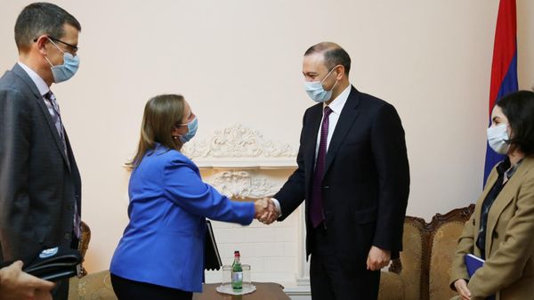 Секретарь Совбеза Армен Григорян принял Чрезвычайного и полномочного посла США в Армении Лин Трейси (28 сентября 2021). Еревaн - Sputnik Արմենիա