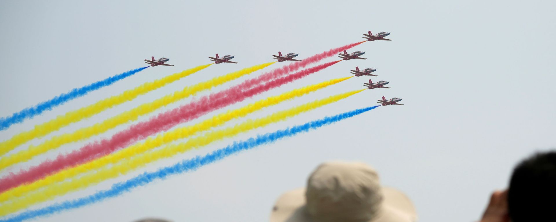 Люди наблюдают за пилотажной группой ВВС Red Falcon НОАК на Airshow China в Чжухае, Китай Люди наблюдают за пилотажной группой ВВС Red Falcon НОАК на Airshow China в Чжухае, Китай - Sputnik Армения, 1920, 28.09.2021
