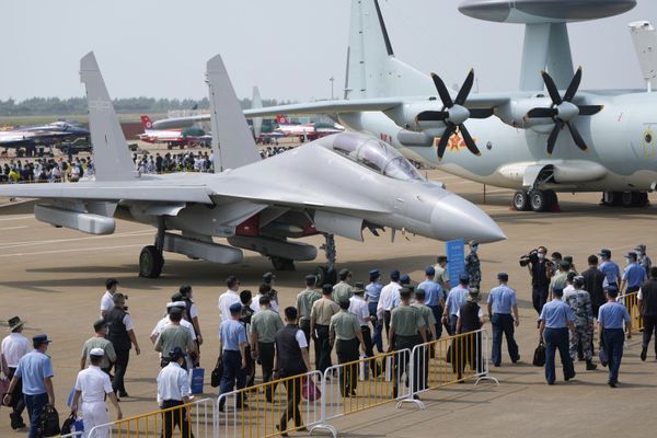 Приглашенные гости и военные у истребителя J-16D на Airshow China в Чжухае, Китай. - Sputnik Армения