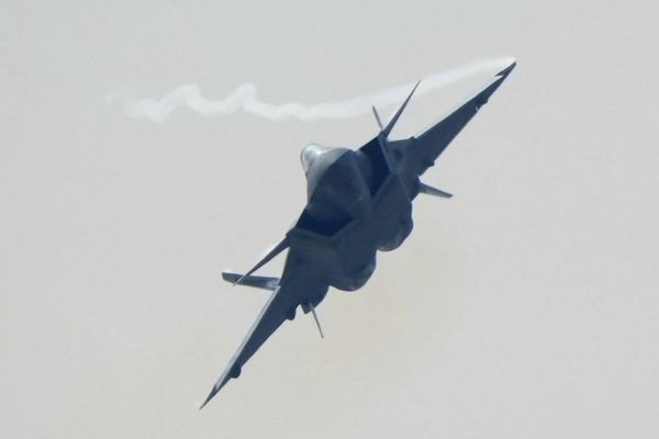 Стелс-истребитель J-20 ВВС Китая на Airshow China в Чжухае, Китай. - Sputnik Армения