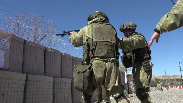 Российские миротворцы в Нагорном Карабахе провели комплексную тренировку по предотвращению возможных нарушений и обеспечения безопасности на наблюдательных постах - Sputnik Армения