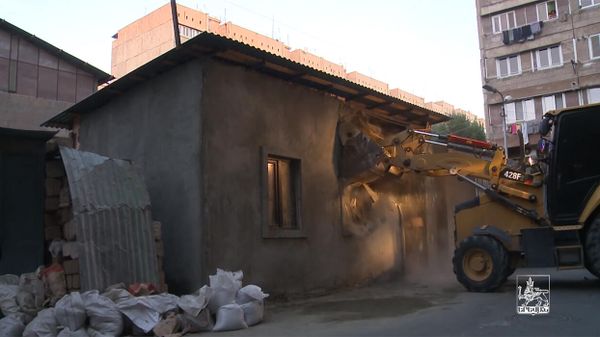 Երևանի քաղաքապետարանը շարունակում է ապօրինի կառույցների ապամոնտաժումը։ - Sputnik Армения