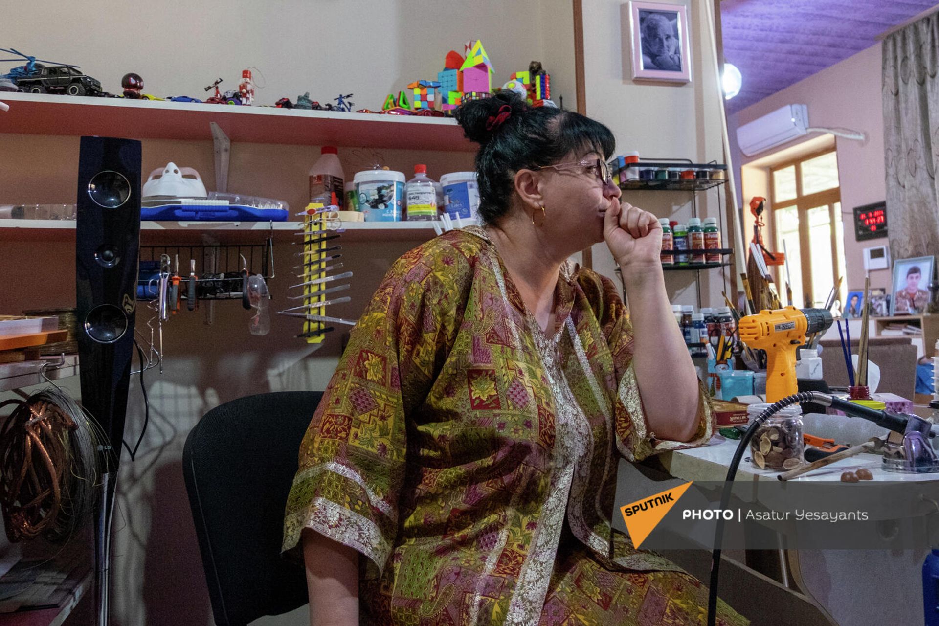 Мать погибшего военнослужащего Мгера Апикяна, Лусине, у себя в мастерской - Sputnik Արմենիա, 1920, 05.10.2021