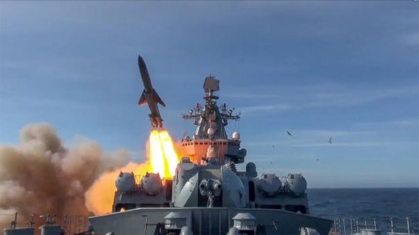 Пуски крылатых ракет ГРКР Варяг и АПРК Омск в Тихом океане - Sputnik Армения