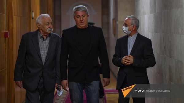 Декан факультета востоковедения ЕГУ Гурген Меликян (слева), завкафедрой иранистики ЕГУ Вардан Восканян и посол Ирана в Армении Аббас Бадахшан Зохури на встрече в ЕГУ (29 сентября 2021). Еревaн - Sputnik Армения
