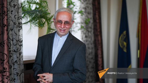 Чрезвычайный и полномочный посол Ирана в Армении Аббас Бадахшан Зохури на встрече с преподавателями и студентами факультета востоковедения ЕГУ (29 сентября 2021). Еревaн - Sputnik Армения