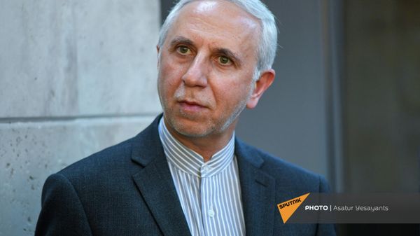 Чрезвычайный и полномочный посол Ирана в Армении Аббас Бадахшан Зохури на встрече с преподавателями и студентами факультета востоковедения ЕГУ (29 сентября 2021). Еревaн - Sputnik Армения