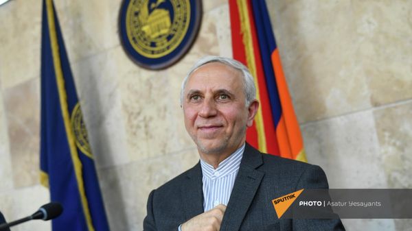 Чрезвычайный и полномочный посол Ирана в Армении Аббас Бадахшан Зохури на встрече с преподавателями и студентами факультета востоковедения ЕГУ (29 сентября 2021). Еревaн - Sputnik Армения
