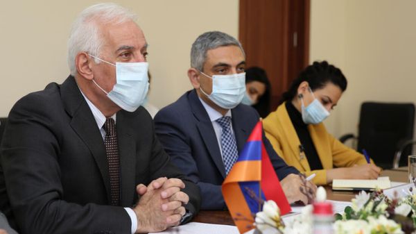 Министр высокотехнологической промышленности Ваагн Хачатурян принял делегацию во главе с Чрезвычайным и Полномочным Послом Республики Казахстан в РА Болатом Иманба (29 сентября 2021). Еревaн - Sputnik Армения