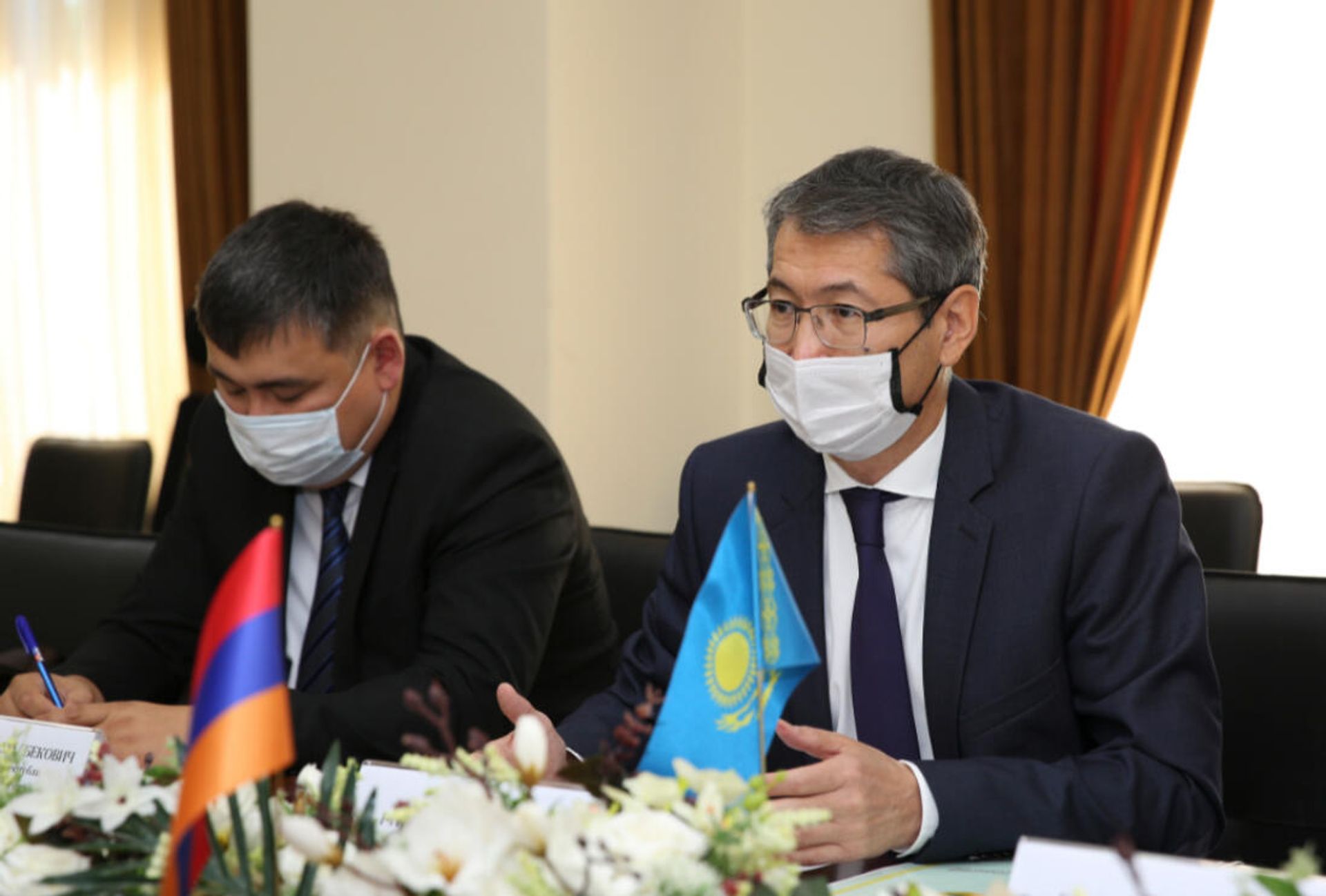 Բարձր տեխնոլոգիական արդյունաբերության նախարար Վահագն Խաչատուրյանը ընդունել է Ղազախստանի դեսպան Բոլատ Իմանբային (29 սեպտեմբերի, 2021թ). Երևան - Sputnik Արմենիա, 1920, 29.09.2021