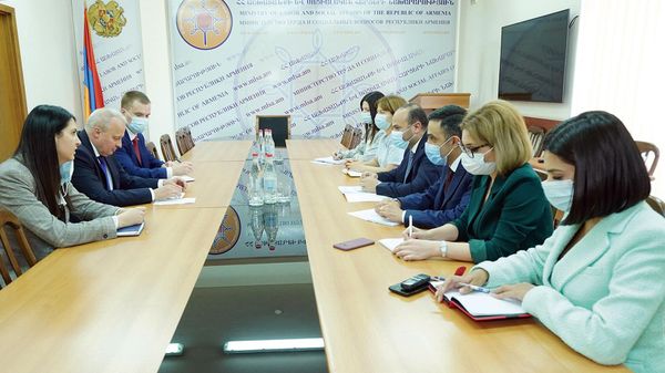 Министр труда и социальных вопросов Нарек Мкртчян принял посла России Сергея Копыркина (30 сентября 2021). Еревaн - Sputnik Армения