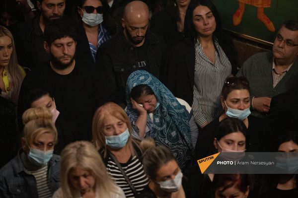 Айко навсегда останется в сердцах поклонников, да и просто ценителей музыки своей тонкой лиричностью и проникновенной  глубиной. - Sputnik Армения