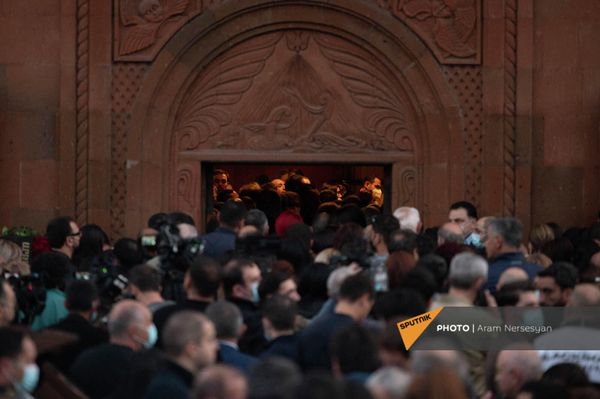 Панихида певца Айко в церкви Сурб Ованнес в Еревaне. Он скончался 29 сентября в больнице. Музыканты, художники, актеры, политики, друзья, родственники, просто любители его искусства - у входа в церковь образовалась большая очередь, безвременный уход Айко оплакивали все. Ему было всего 48 лет. - Sputnik Армения