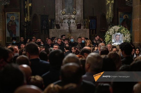 На панихиду пришли друзья и коллеги Айко - звёзды эстрады и шоу-бизнеса. - Sputnik Армения