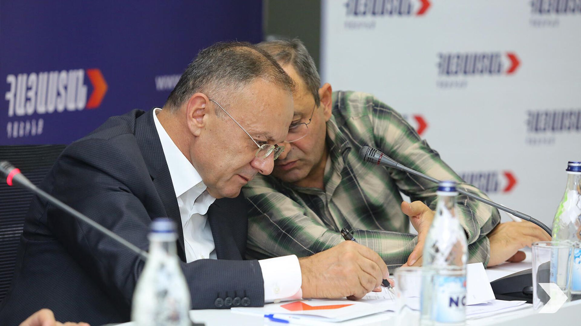 Встреча депутатов, экспертов, помощников парламентской фракции Айастан с руководителем блока Робертом Кочаряном (30 сентября 2021). Еревaн - Sputnik Армения, 1920, 01.10.2021