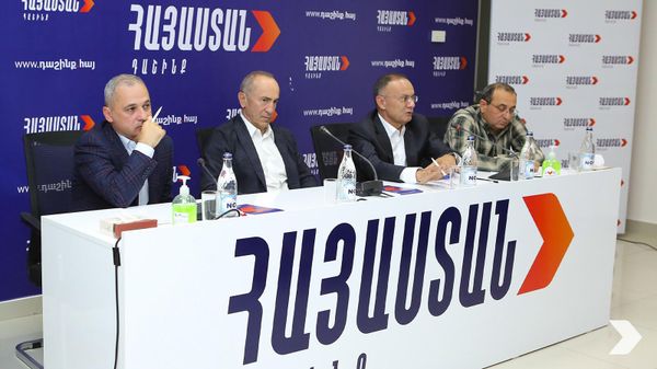 Встреча депутатов, экспертов, помощников парламентской фракции Айастан с руководителем блока Робертом Кочаряном (30 сентября 2021). Еревaн - Sputnik Армения