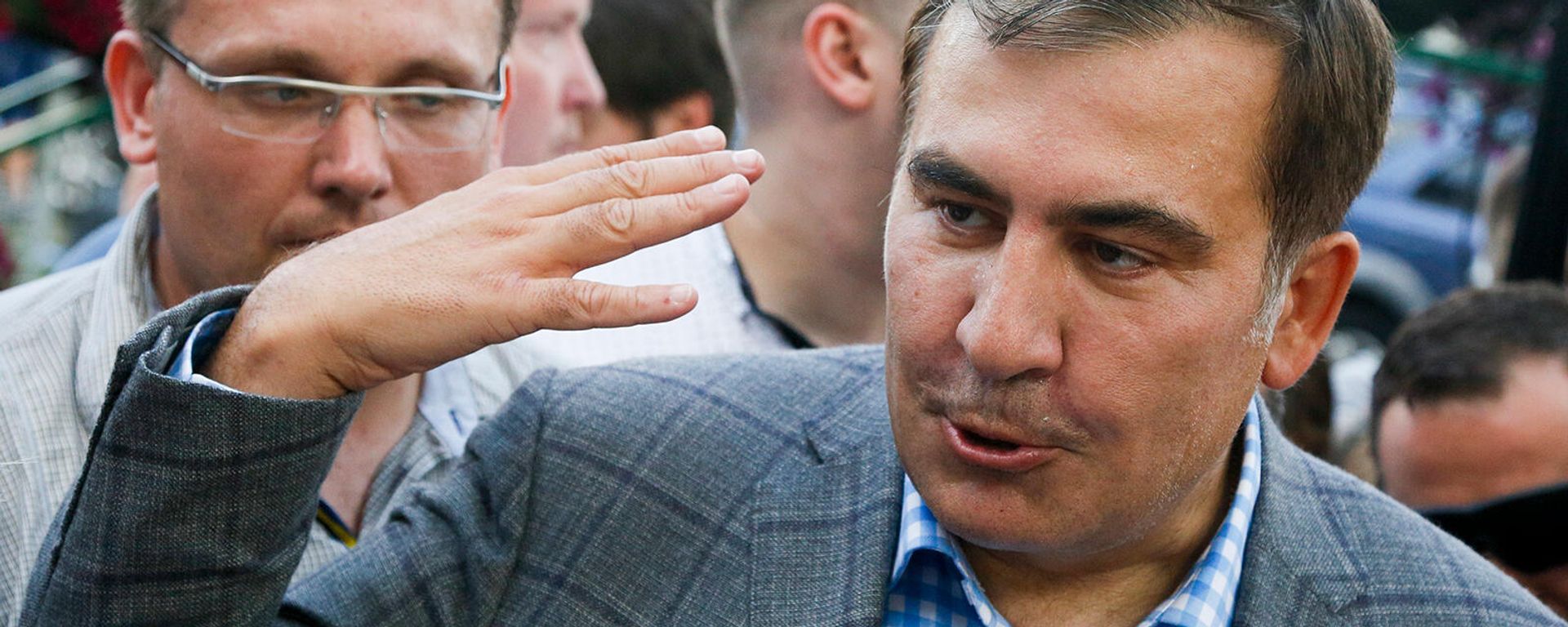 Бывший президент Грузии Михаил Саакашвили общается со своими сторонникам по прибытии в аэропорт Борисполь (29 мая 2019). Украина - Sputnik Армения, 1920, 07.11.2021
