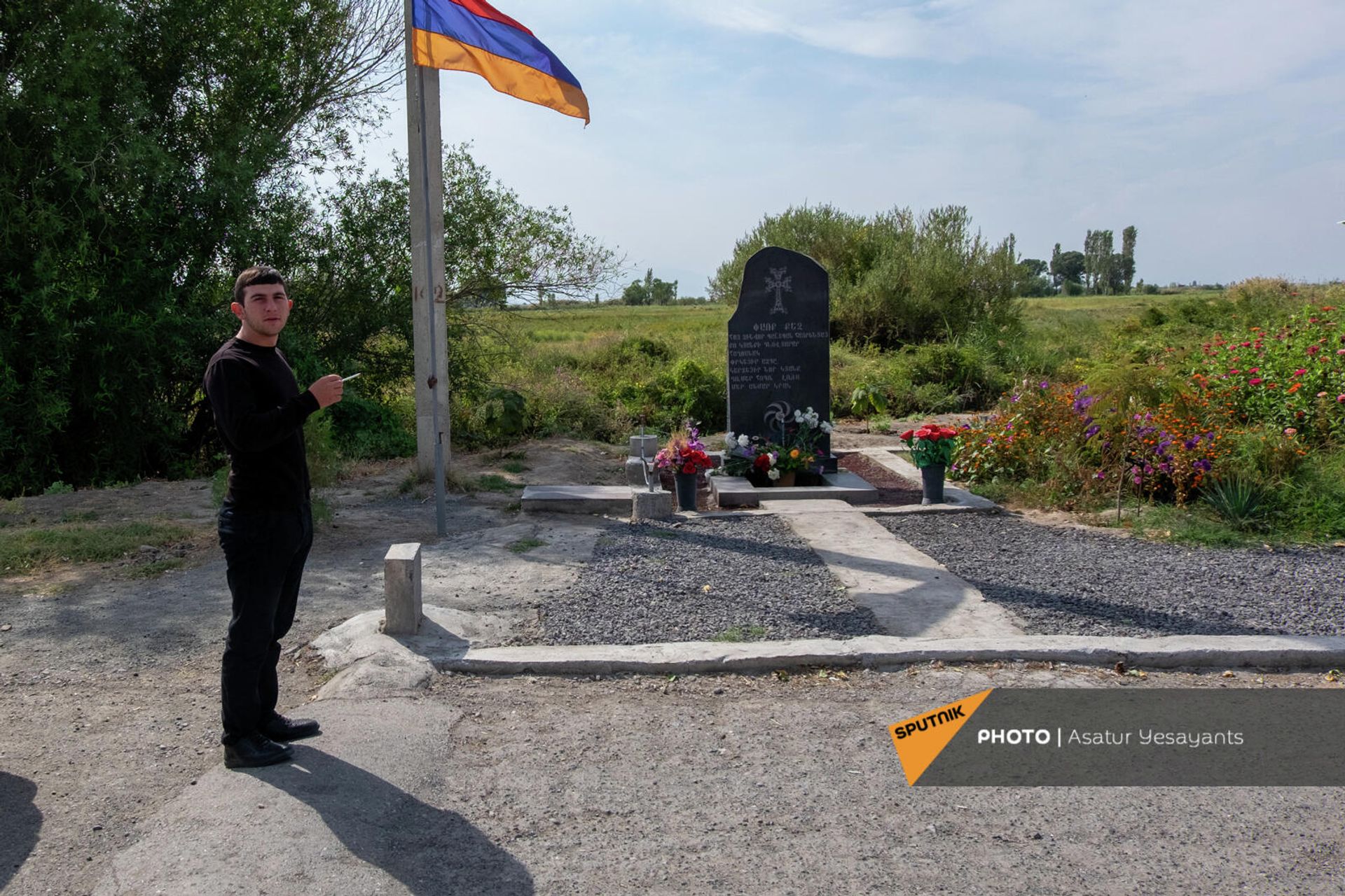 Կարեն Մանուկյանը հուշարձանի մոտ - Sputnik Արմենիա, 1920, 01.10.2021