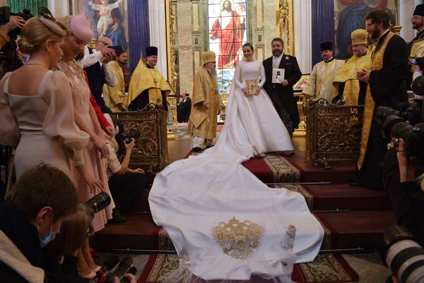 Великий князь Георгий Михайлович Романов и Ребекка Беттарини, в православии принявшая имя Виктории Романовой, во время венчания в Исаакиевском соборе в Санкт-Петербурге. - Sputnik Армения