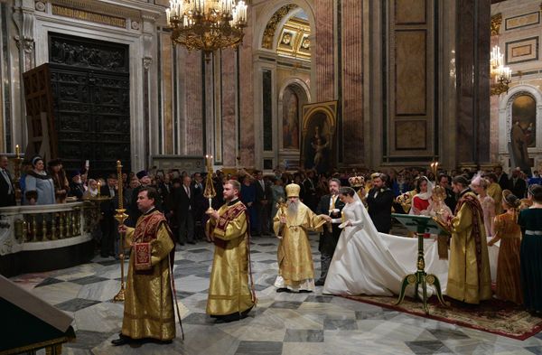 Церемония венчания Великого князя Георгия Михайловича Романова и Ребекки Беттарини, в православии принявшей имя Виктории Романовой, в Исаакиевском соборе в Санкт-Петербурге. - Sputnik Армения
