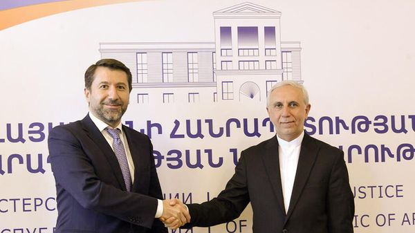 Mинистр юстиции Армении Карен Андреасян встретился с Чрезвычайным и Полномочным послом Ирана Аббасом Зохури (1 октября 2021). Еревaн - Sputnik Армения
