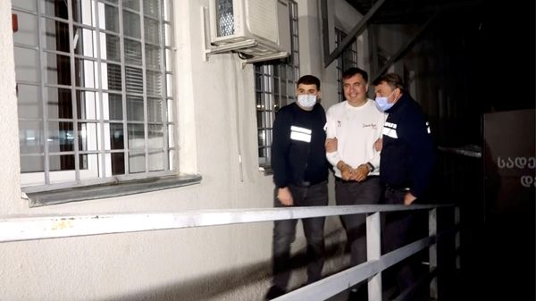 Сотрудники полиции сопровождают бывшего президента Грузии Михаила Саакашвили, который был задержан после возвращения в Грузию (1 октября 2021). Рустави - Sputnik Армения