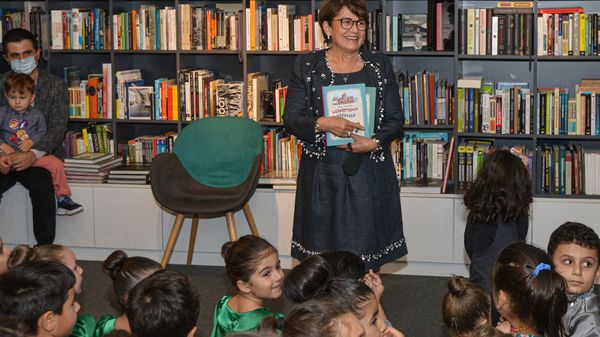 Супруга президента Нунэ Саркисян представила свою новую книгу: Изумрудные ножницы (2 октября 2021). Еревaн - Sputnik Армения