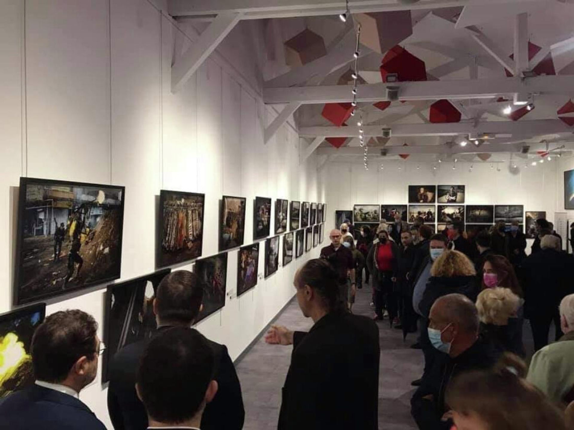 Открытие выставки фотографий французско-армянского фотографа Антуана Агуджяна Стойкость, посвященной Арцаху, в Культурном центре Le 148 в Альфорвиле (2 октября 2021). Франция - Sputnik Армения, 1920, 03.10.2021