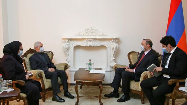 Секретарь Совбеза Армен Григорян принял Чрезвычайного и Полномочного посла Ирана Аббаса Бадахшана Зохури (4 октября 2021). Еревaн - Sputnik Армения