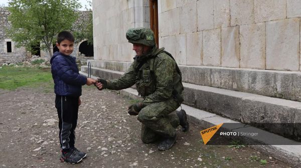 Российские миротворцы в Нагорном Карабахе обеспечивают безопасность посещения монастырского комплекса Амарас - Sputnik Армения